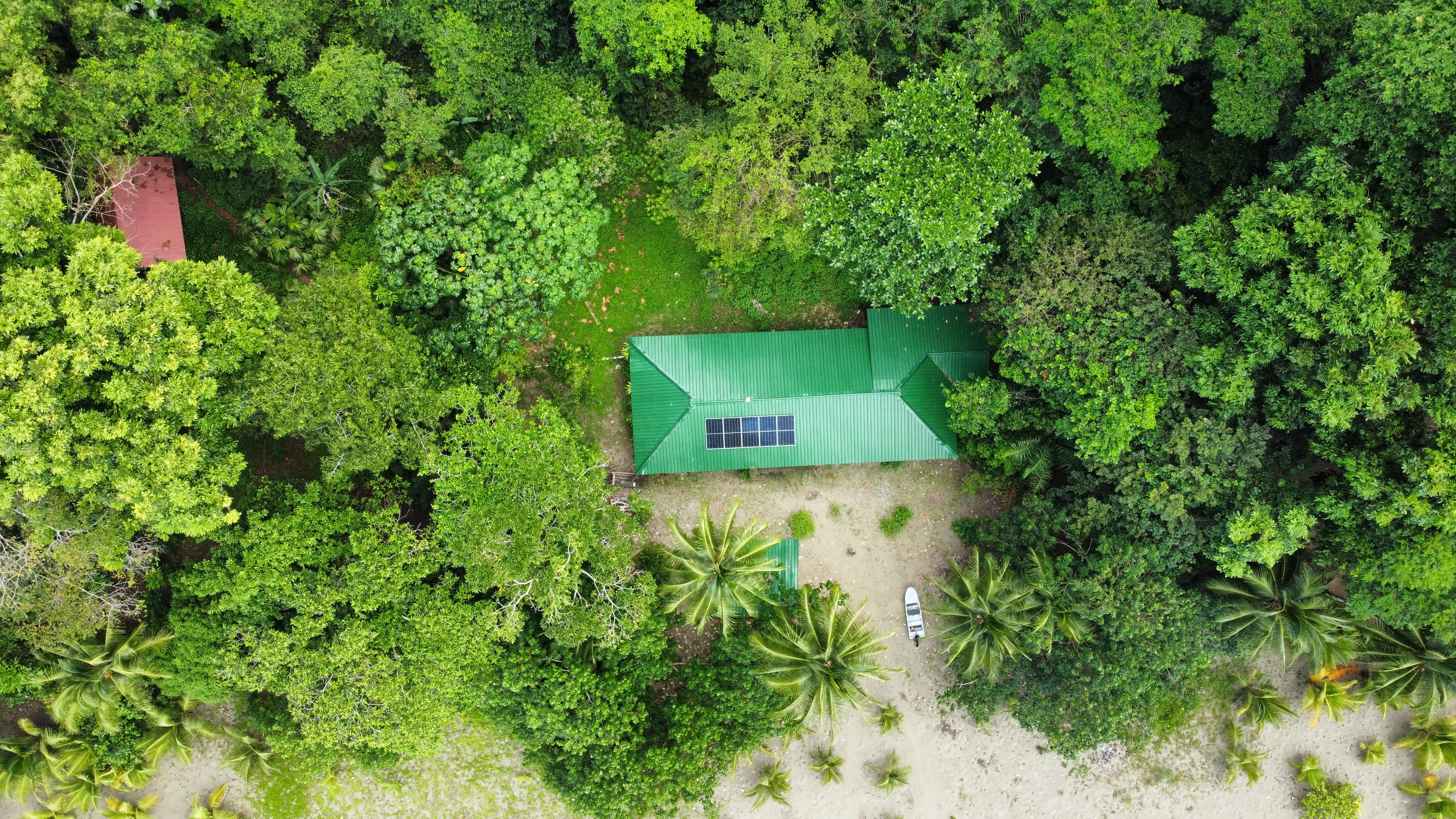 Vista aérea de Casa Fractal entre la selva