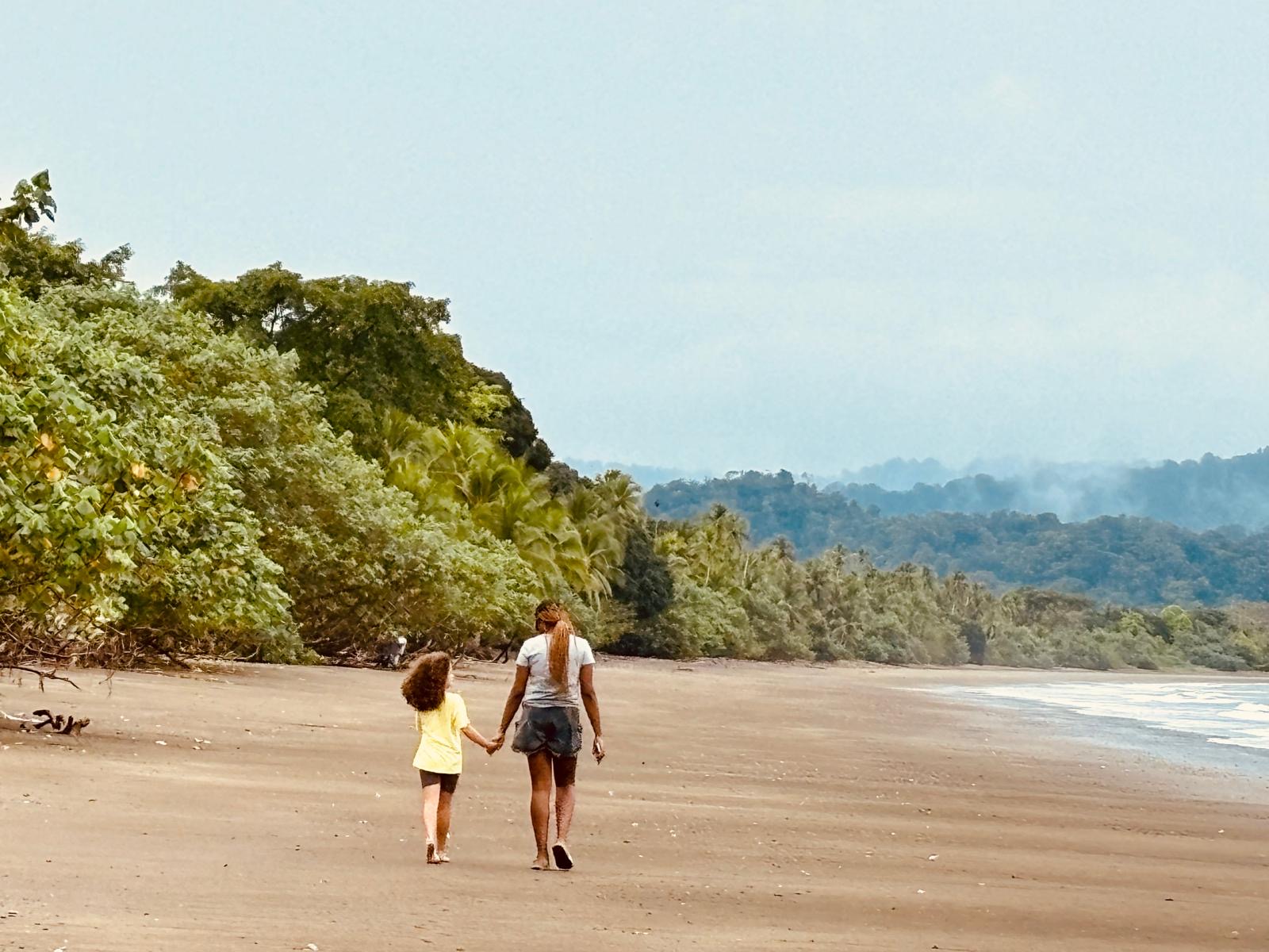 Caminata familiar por la playa