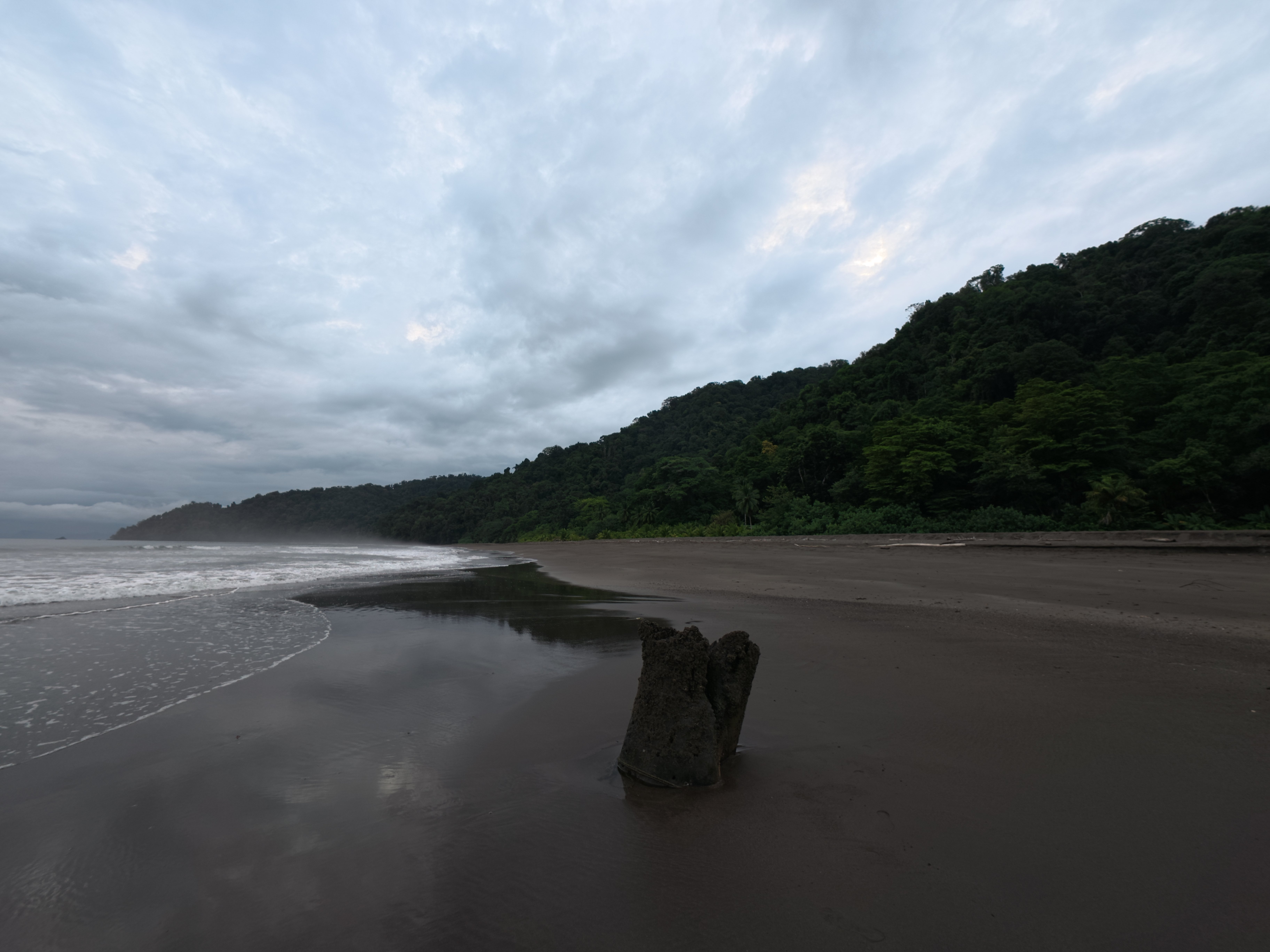 Desembocadura del río en la playa, vista aérea